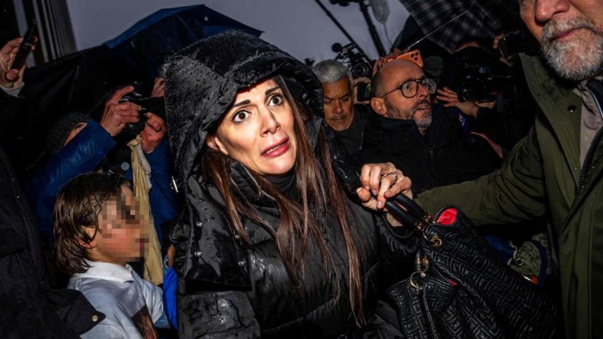 Moretti aggrediti e insultati dai familiari delle vittime di Crans-Montana: grida e spinte. L'urlo di Jacques: «Mi assumerò le mie responsabilità»