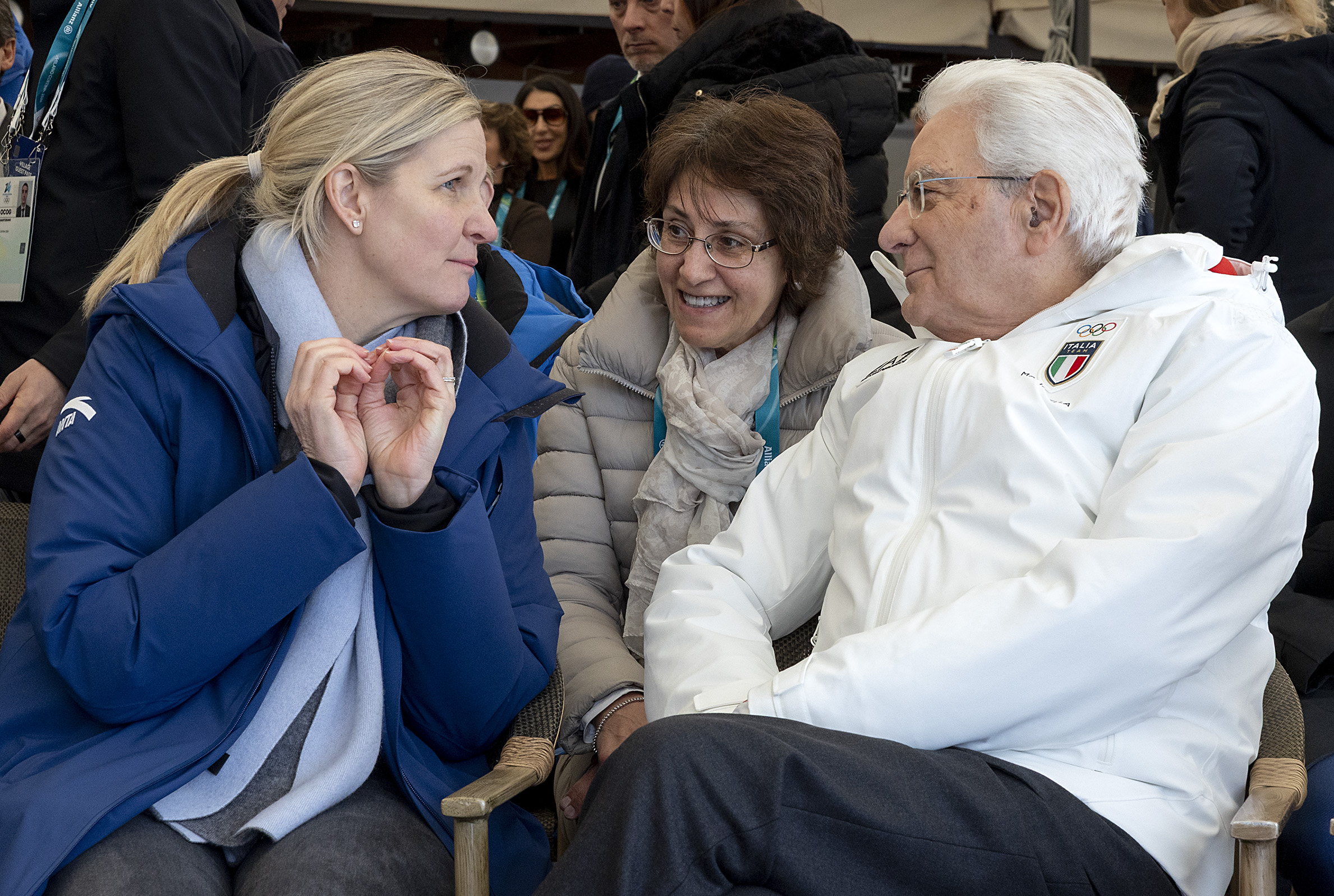 Mattarella al SuperG donne di Cortina con la giacca dell'Italia: «La indosso con affetto, è preziosa»
