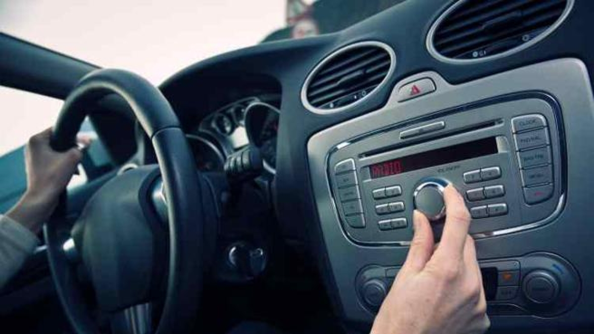 La radio rischia di scomparire dalle auto: da dove nasce l’allarme di Confindustria sui cruscotti «chiusi» solo collegati a smartphone