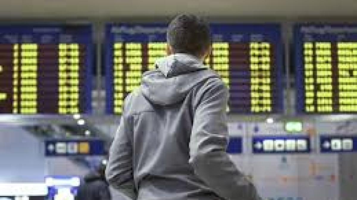 Scioperi nel traporto aereo, Salvini minaccia la precettazione «per evitare disagi durante le Olimpiadi». I sindacati spostano la data
