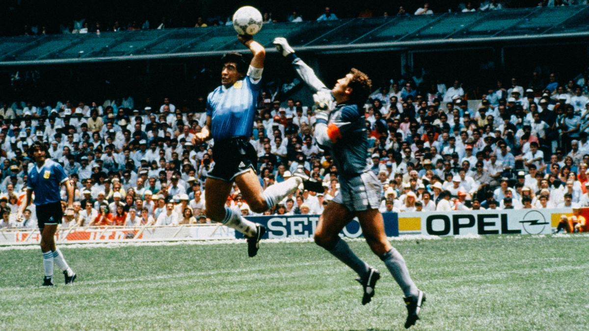Usa-Danimarca di hockey: La mano di Maradona, i calci di Boban, la maglietta rossa di Panatta. Tutte le volte che lo sport ha sfidato la politica