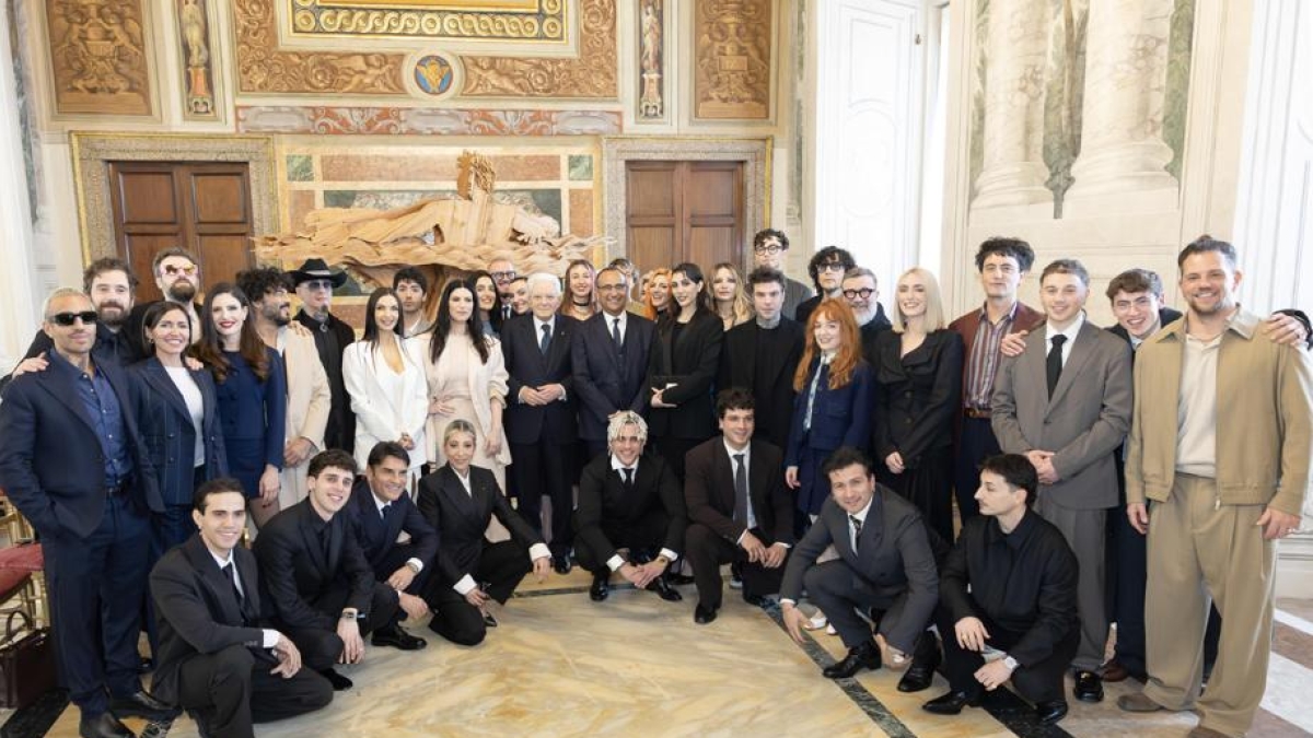 Il presidente Mattarella riceve Carlo Conti, Laura Pausini e i cantanti di Sanremo 2026 al Quirinale: è la prima volta nella storia
