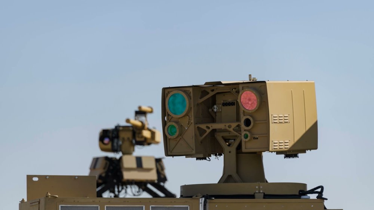 Cos’è successo a El Paso: il laser che brucia i sensori, gli obiettivi sbagliati, il rischio per i voli civili