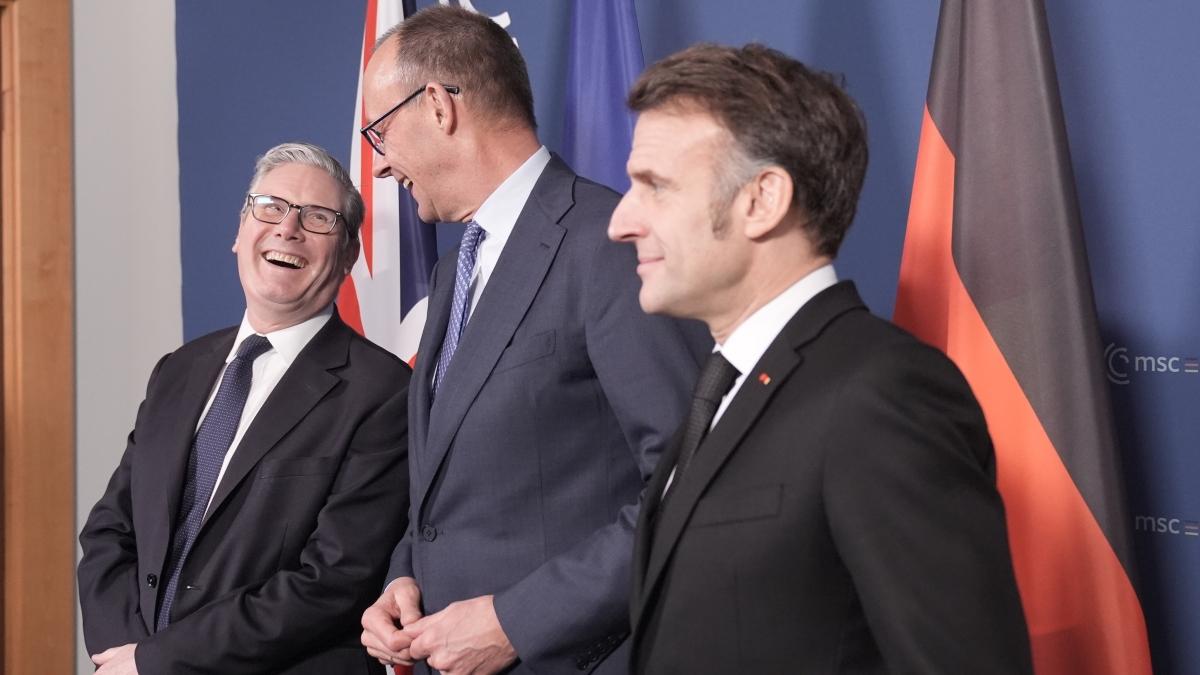 Da Parigi e Berlino la spinta per il nucleare in comune. Starmer: «Una Nato europea»