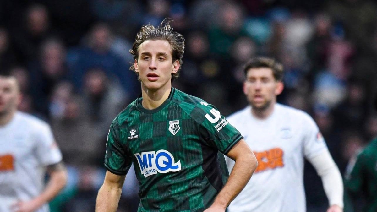 Edoardo Bove in campo con il Watford a un anno dal malore
