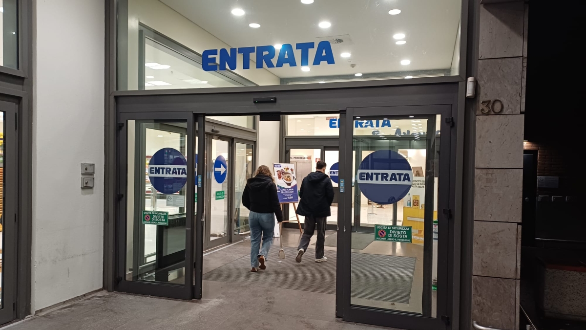 Bergamo, tenta di rapire una bimba di un anno e mezzo al supermercato e le rompe una gamba: arrestato