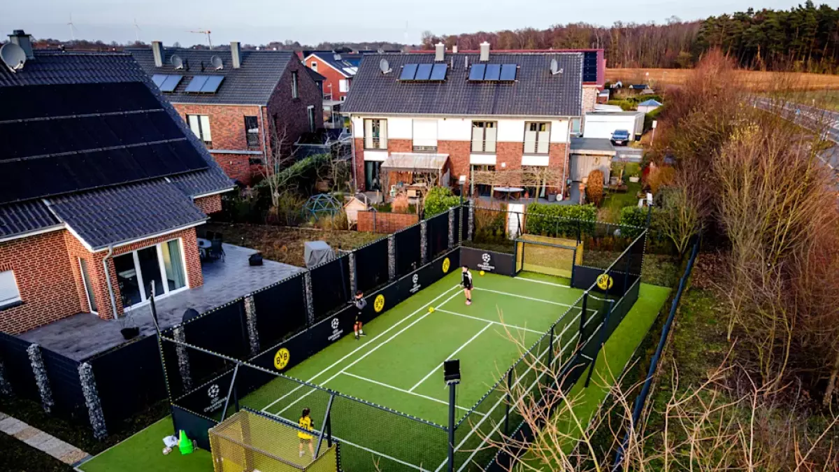 Un campo da calcio in giardino? E io ti denuncio. In Germania