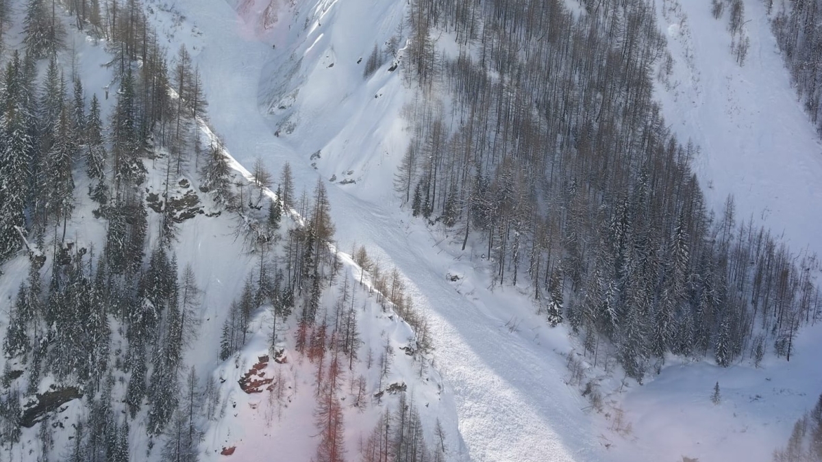 Valanga fuoripista sopra Courmayeur, in Val Veny: nel canale del Ves morti due sciatori, un terzo è in gravi condizioni
