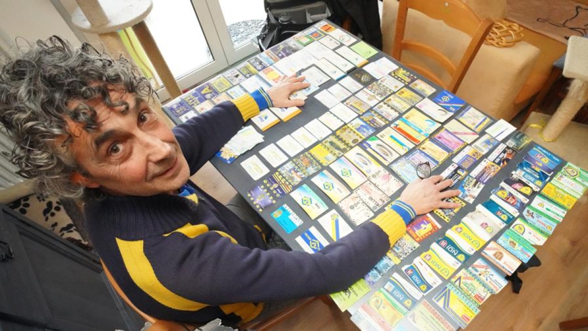 Penhu, il super-abbonato a calcio, basket e volley che vive davanti allo stadio di Verona: «Con l’Hellas dagli anni ‘70. Mi ha fermato solo il Covid»