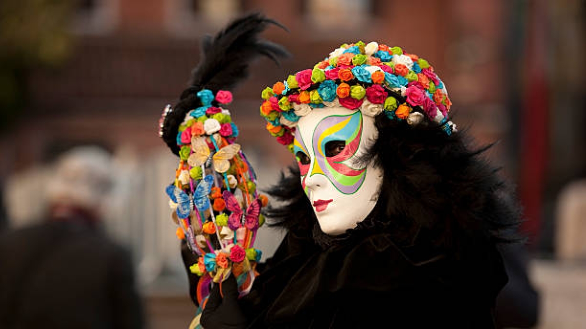 Carnevale, cosa fare se il bambino non vuole indossare la maschera o ha paura. I consigli degli esperti