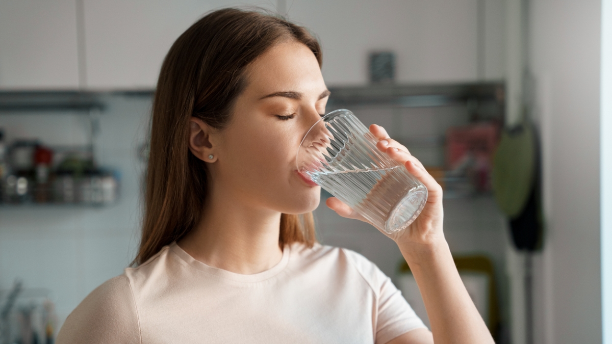 Acqua, quanta bisogna berne ogni giorno per regolare il metabolismo? I consigli in base all’età