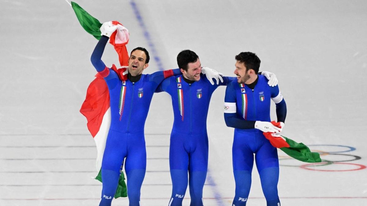 Olimpiadi 2026 in diretta: pattinaggio velocità inseguimento a squadre, oro Italia; staffetta biathlon, oro Francia e Italia 14ª; hockey, azzurri eliminati