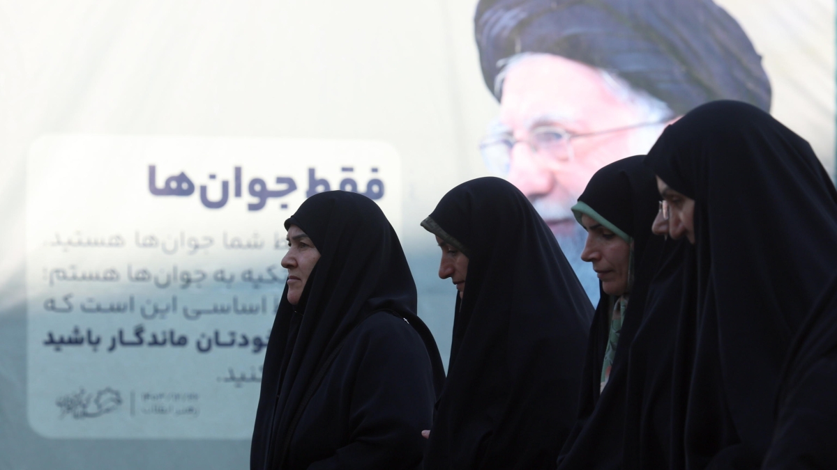Iran, le ultime notizie in diretta | L'Iran annuncia la chiusura temporanea dello Stretto di Hormuz. Khamenei su X: «Potremmo affondare la nave Usa»