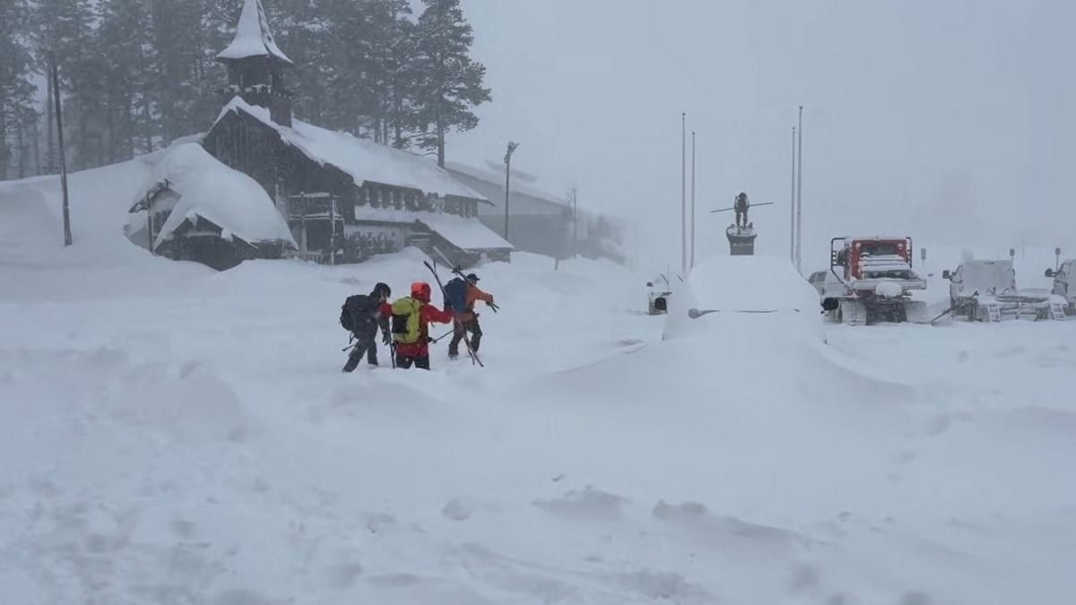 California, valanga travolge gruppo di 16 sciatori: 10 dispersi nella Sierra Nevada