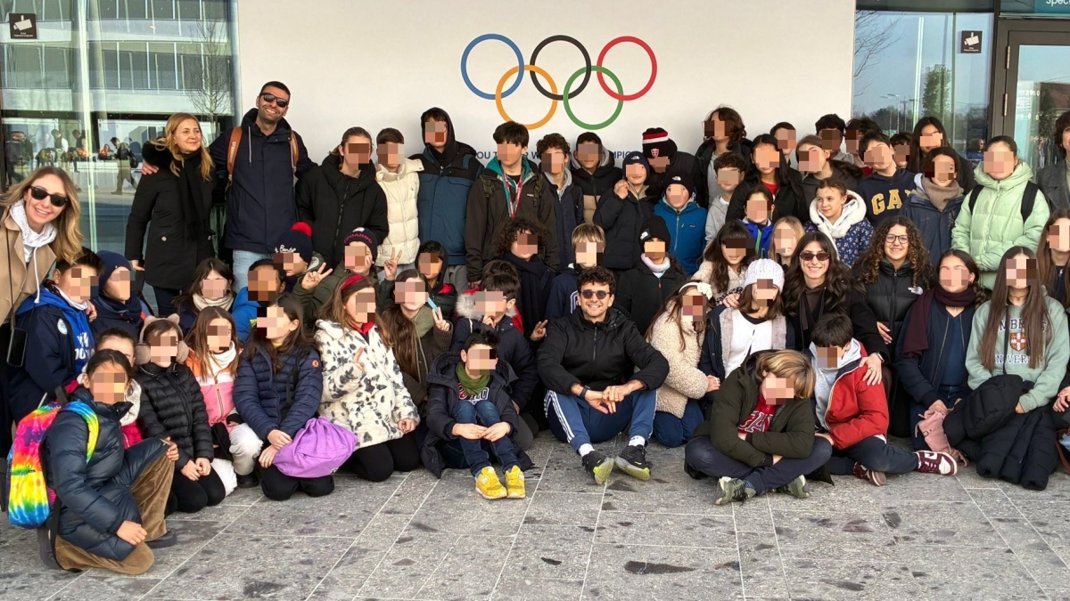 La bandiera dell'Europa «vietata» ai tifosi alle Olimpiadi: sequestrata a un bimbo nel giorno dedicato alle scolaresche