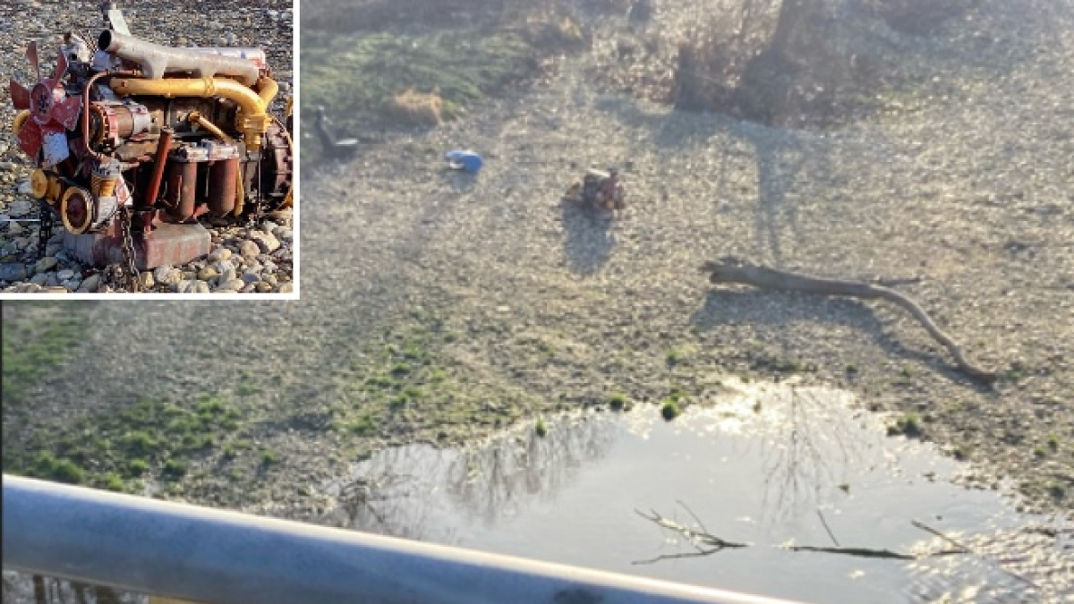C'è un vecchio motore di camion sul greto del fiume. Anzi no, è un'opera d'arte pubblica che dovrebbe «dialogare» con il quartiere