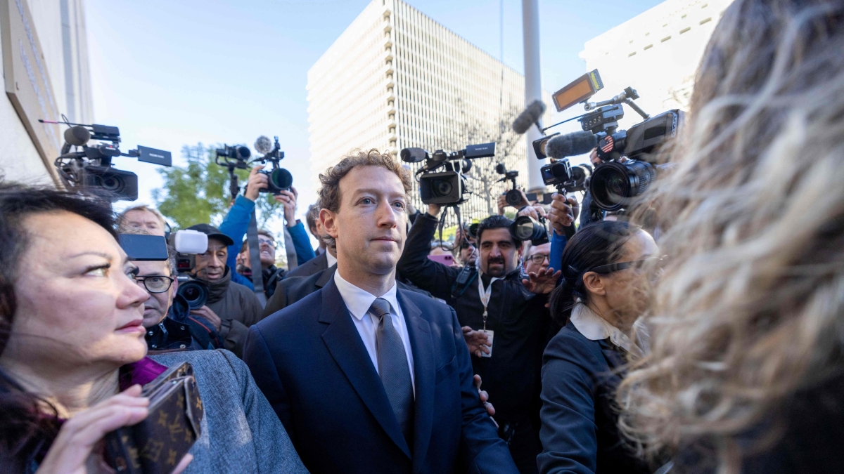 Zuckerberg testimonia al processo contro i social network: «Se il cda vuole licenziarmi ne eleggo un altro». E poi si scusa per il filtro per i minori che non ha funzionato
