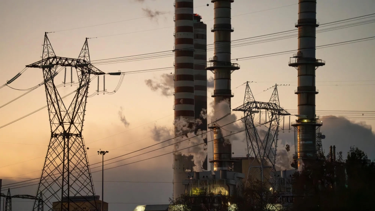 Bollette elettriche, la Bce: in Italia le famiglie pagano il doppio delle industrie. Quali sono i motivi