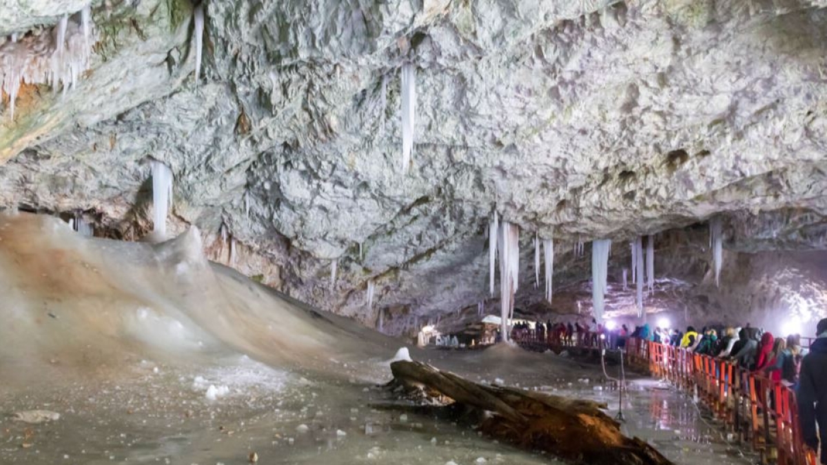 In una grotta in Romania c'è un batterio di 5300 anni che resiste a dieci antibiotici (ma combatte i patogeni più pericolosi)