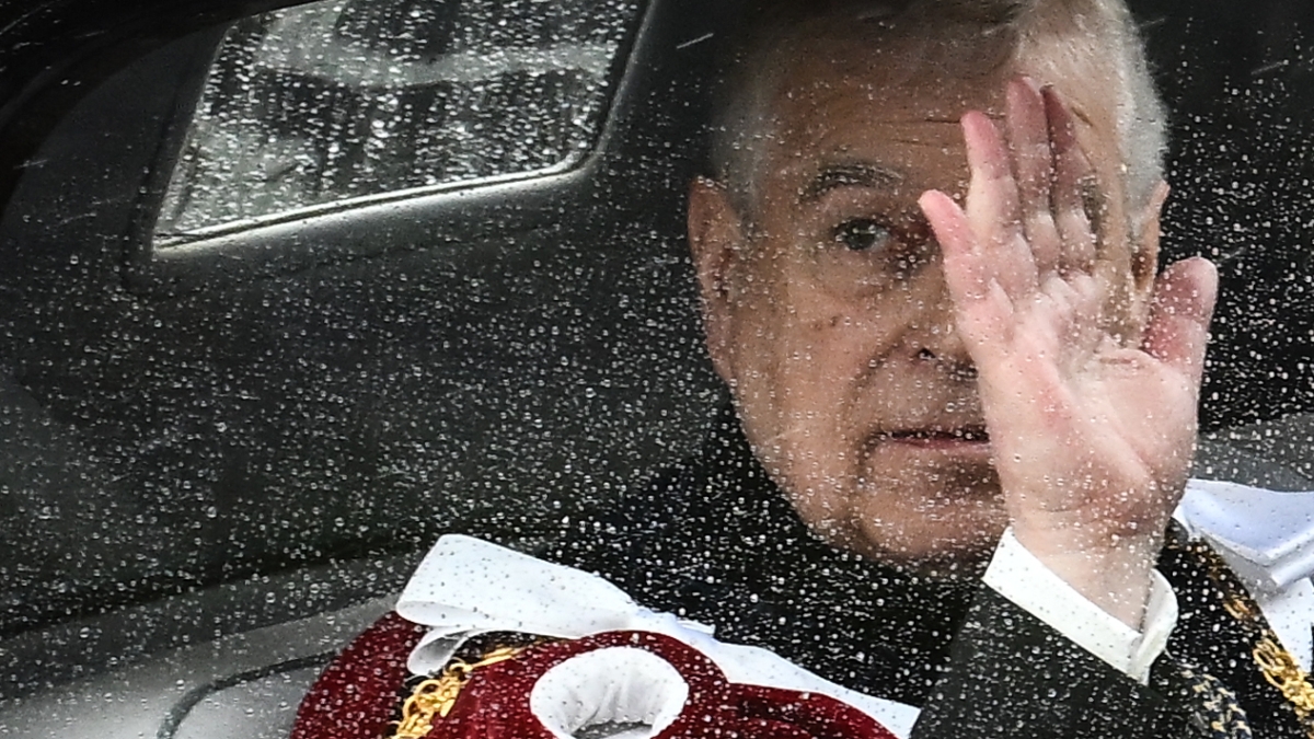 Il biografo dell'ex principe: «La verità è che i Windsor sapevano tutto di Andrea e finora non avevano fatto niente»