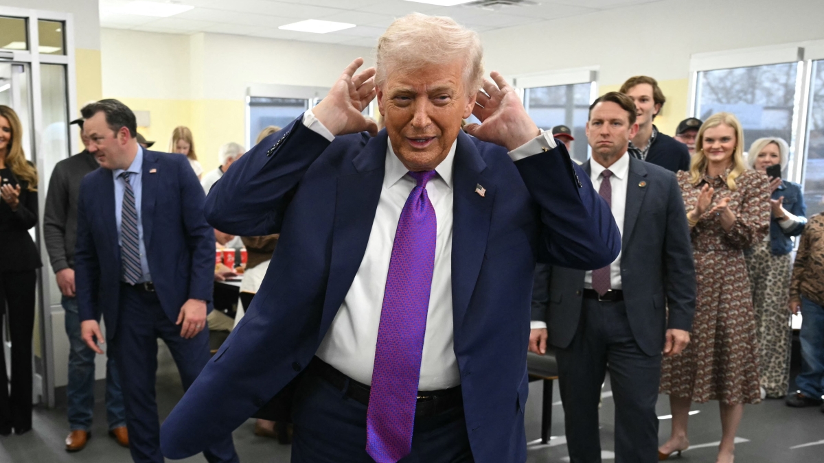 Trump mattatore al Board per Gaza: battute, cappellini e musica (anche «Gloria» di Tozzi). E tra Milei e Orbán spunta Infantino della Fifa