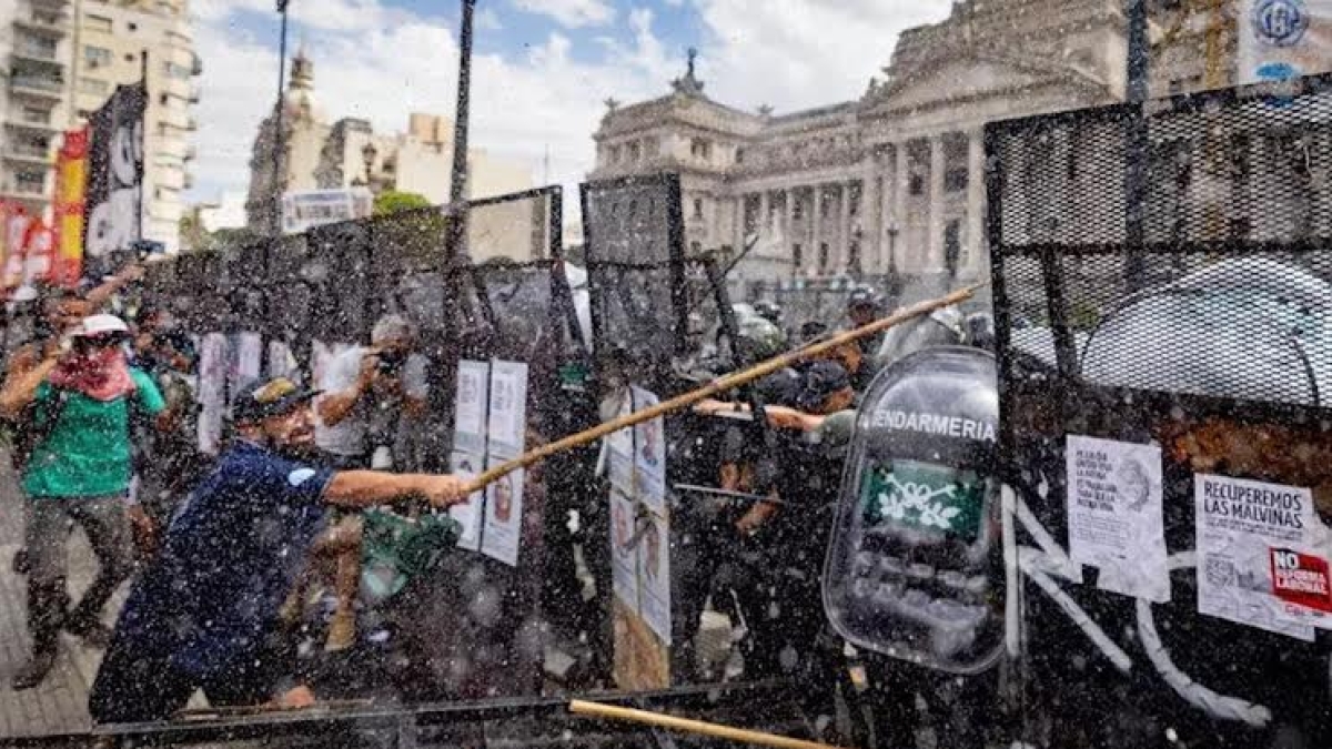 Argentina, passa la riforma del lavoro di Milei: turni fino a 12 ore, ferie a periodi di 7 giorni al massimo