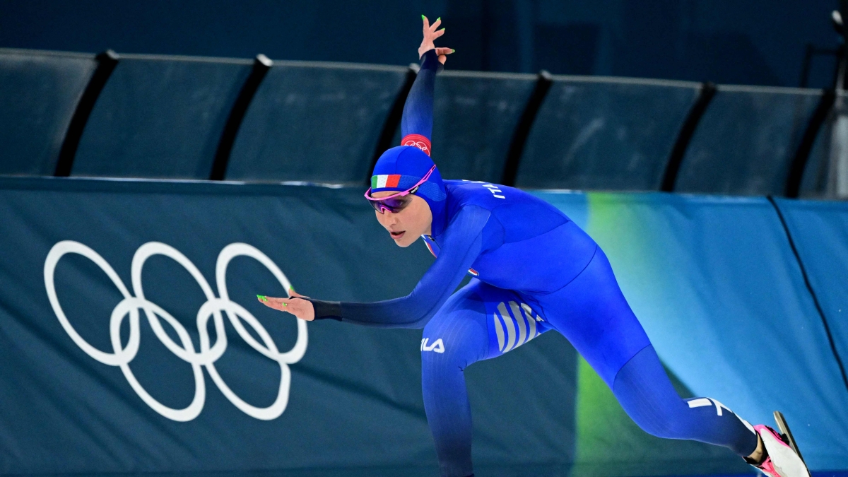 Olimpiadi 2026 in diretta: Lollobrigida fuori dal podio nei 1500 m. Biathlon, Giacomel si sente male e si ritira mentre era al comando della mass start