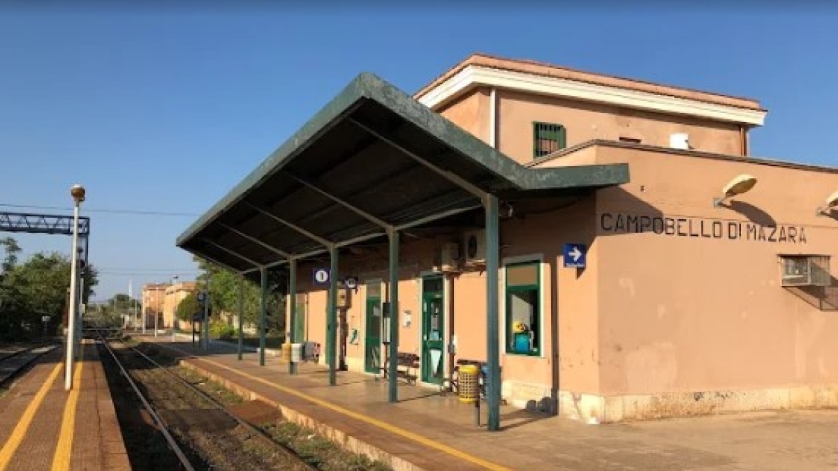 Campobello di Mazara, 17enne con le cuffie in testa cammina vicino ai binari: muore travolto dal treno