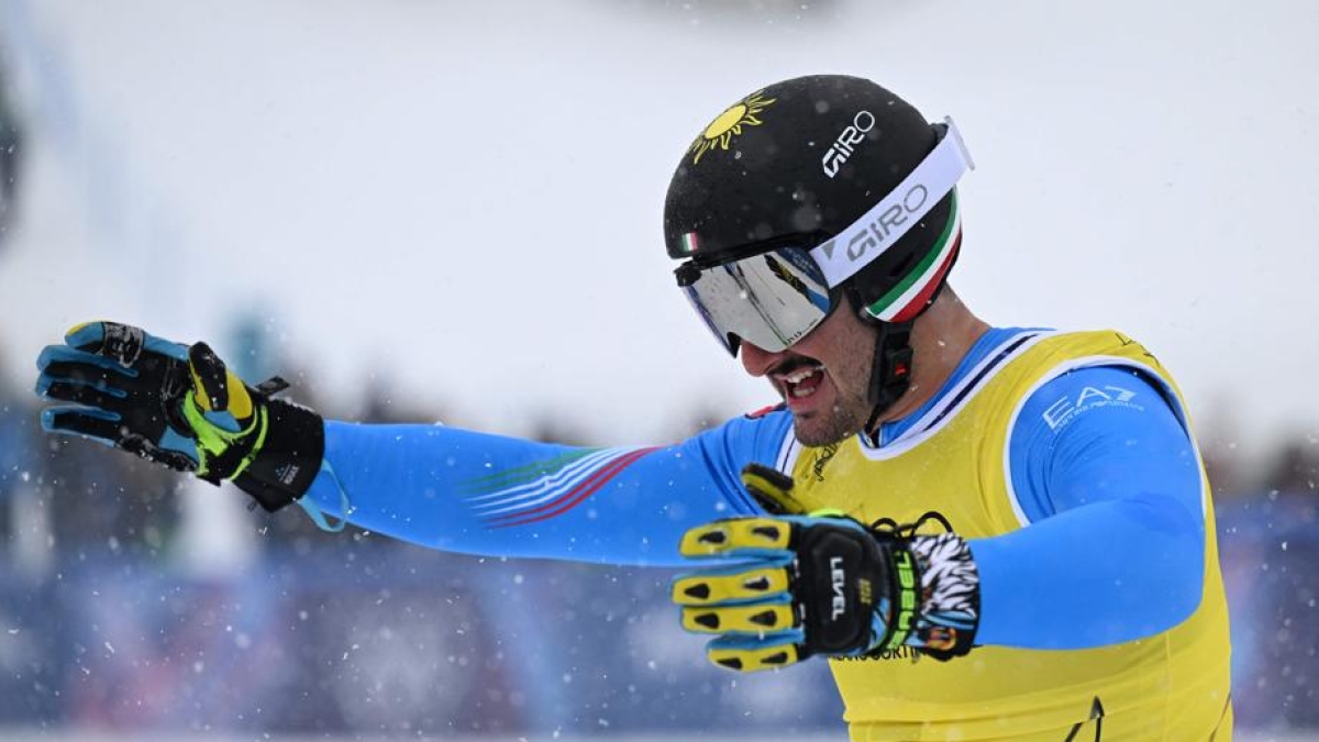 Federico Tomasoni e il casco in ricordo della fidanzata Matilde Lorenzi: «Le favole esistono»