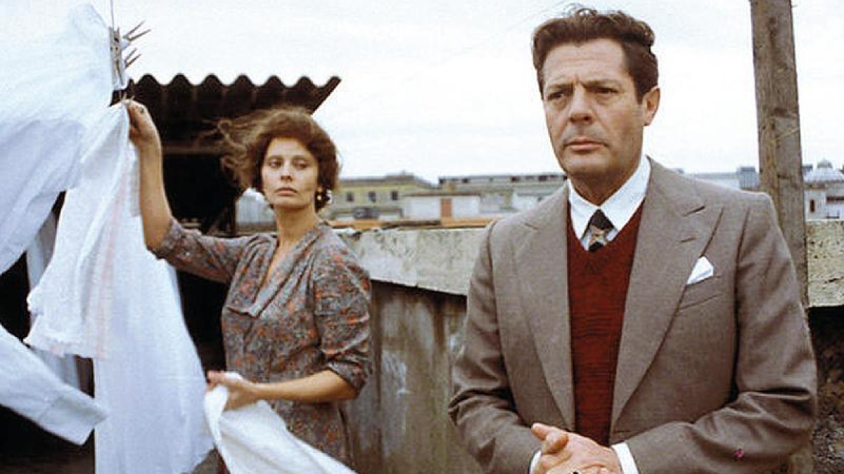 Da set per film con Totò, Sofia Loren e Mastroianni al degrado: nuova vita per gli stenditoi delle case popolari