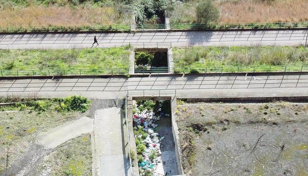 Sarno, le vasche di contenimento piene di rifiuti