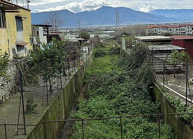 Sarno, le vasche di contenimento piene di rifiuti