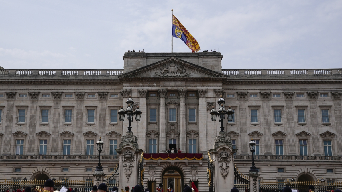 Re Carlo fa «il Gattopardo» dopo lo scandalo di Andrea: tagli ai privilegi e meno residenze, «cambiare per salvare la monarchia»