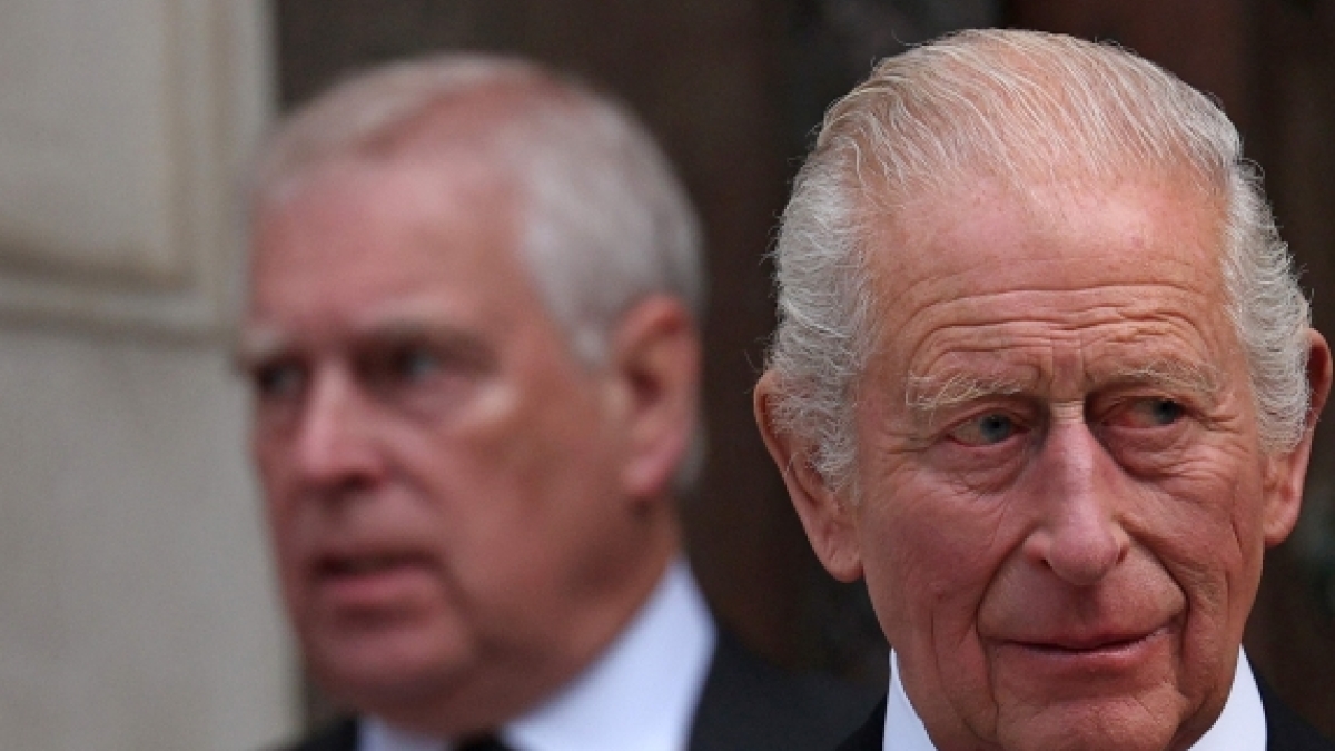 «Nel 2019 Carlo fu informato degli accordi finanziari segreti del fratello Andrea, e non fece nulla»: le accuse del Mail on Sunday al re