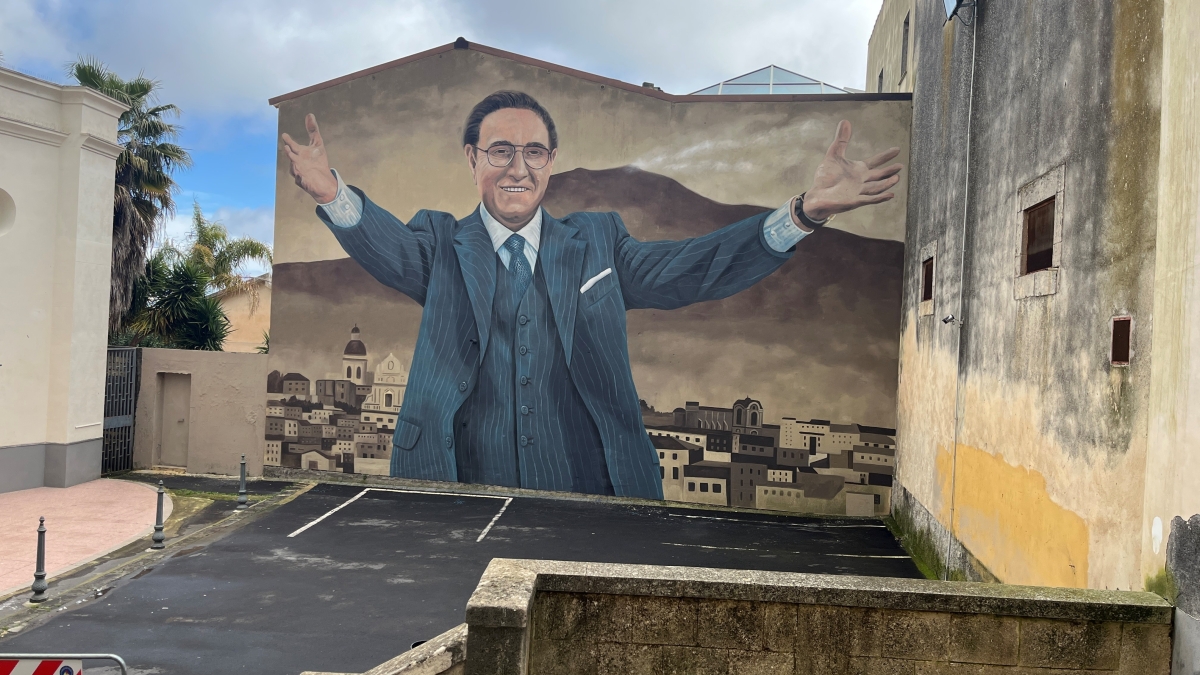 L'abbraccio di Pippo Baudo da Militello. «Un murales che è il suo ritorno a casa. Per lui vengono qui da tutta Italia»