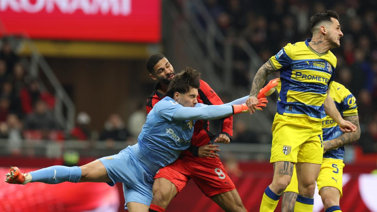 Milan, dopo il ko col Parma club furibondo per il fallo su Loftus-Cheek e il gol di Troilo