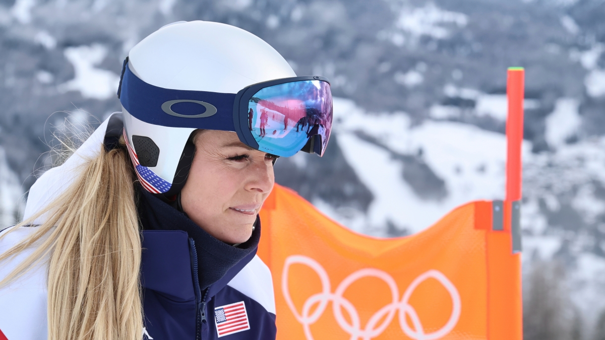 Lindsey Vonn lascia l'ospedale dopo le cinque operazioni: «Ma ho rischiato di perdere la gamba, il medico mi ha salvato»