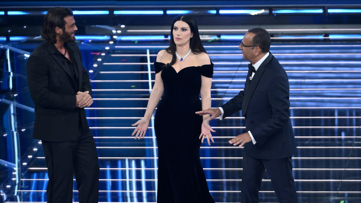 Gli ascolti della prima serata di Sanremo 2026: 9 milioni e 600 mila spettatori e 58% share. Calo rispetto allo scorso anno