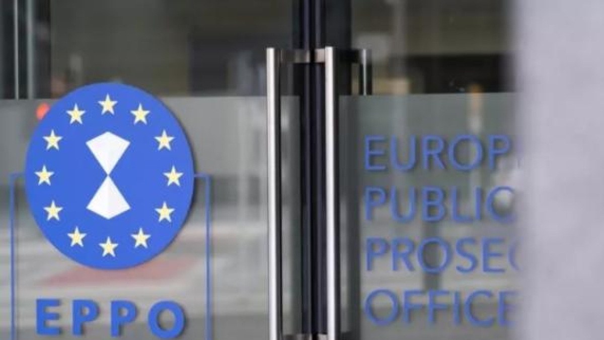 «Pc e smartphone ai docenti con la cresta sui fondi Pnrr»: chiesti sedici arresti