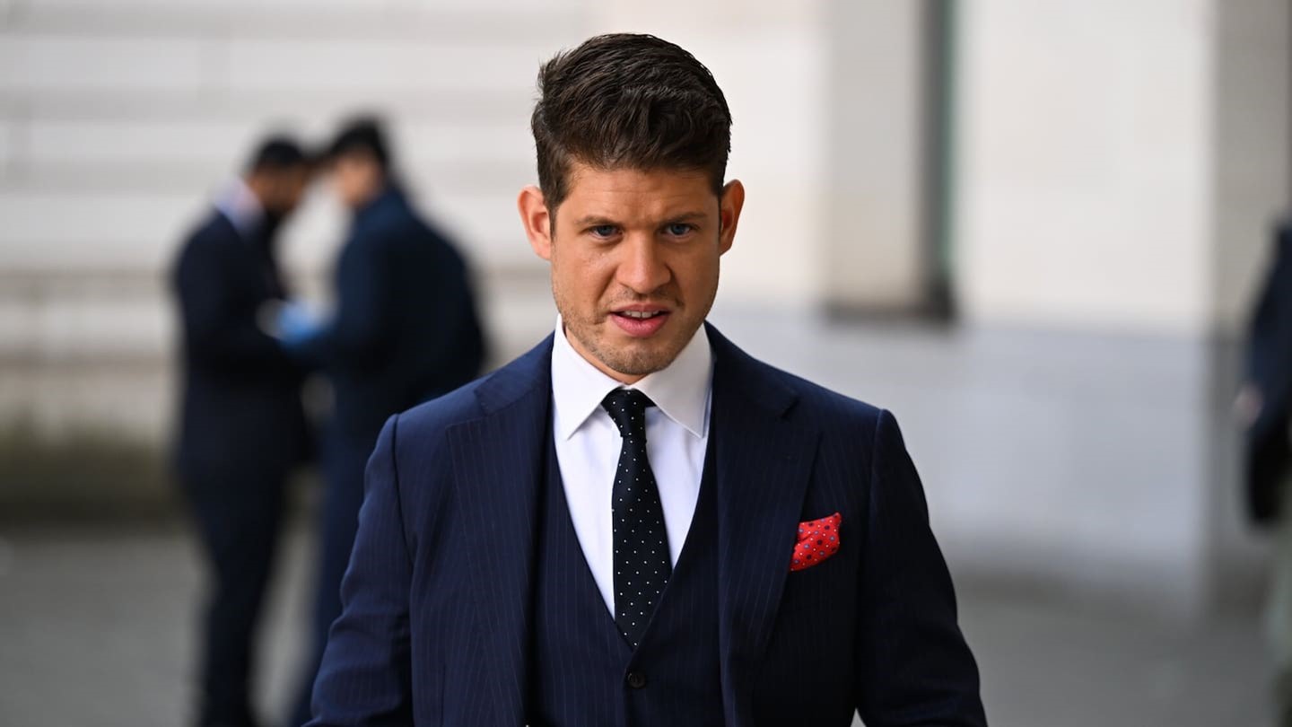 La grande truffa sui motori degli aerei: pdf ritoccati e dipendenti fantasma, così un dj ha venduto 60 mila pezzi in tutto il mondo