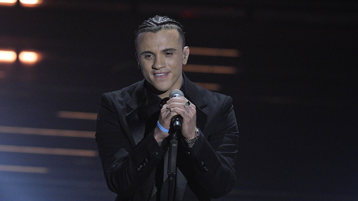 Le pagelle della prima serata di Sanremo 2026, live: Sal Da Vinci, vetusto neomelodico (voto 4); Laura Pausini sta al suo posto (6,5) - Corriere della Sera