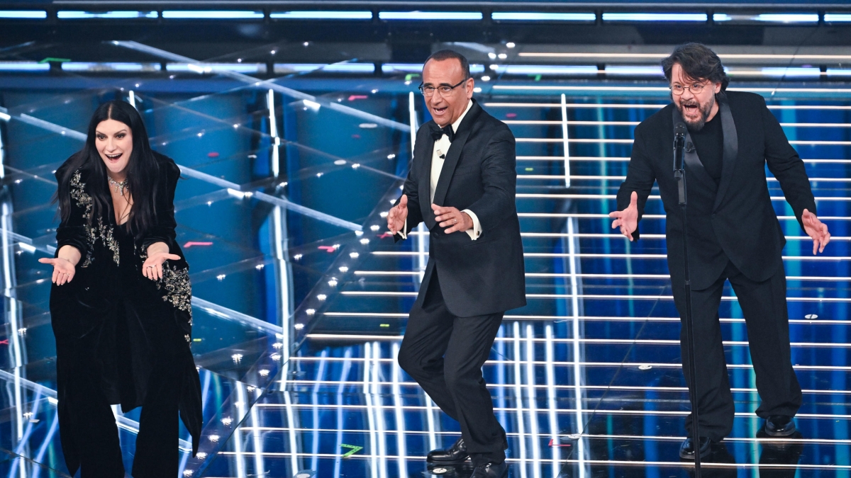 Sanremo 2026, il racconto della seconda serata in diretta | L'omaggio di Achille Lauro alle vittime di Crans Montana. Con Ditonellapiaga si chiude la gara, poi l'omaggio a Vanoni con la nipote