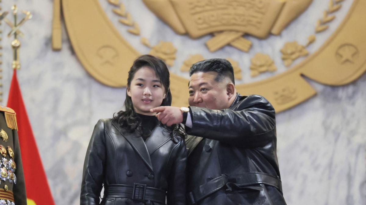 La figlia di Kim «clona» il padre: alla parata con lo stesso cappotto di pelle nera. È la sua «incoronazione»?