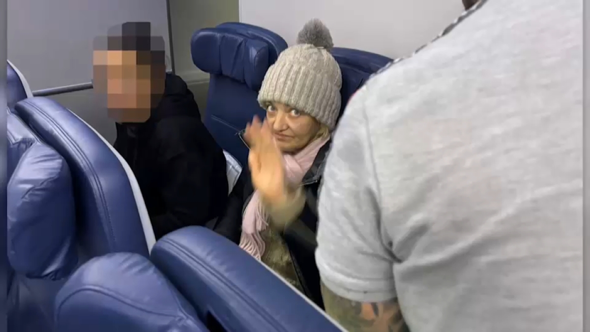 Si imbarca in aereo a New York senza passaporto né biglietto (per la seconda volta), fermata a Malpensa