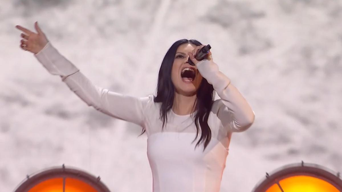 Sanremo 2026, Conti e Pausini appello alla pace. Shayk in silenzio