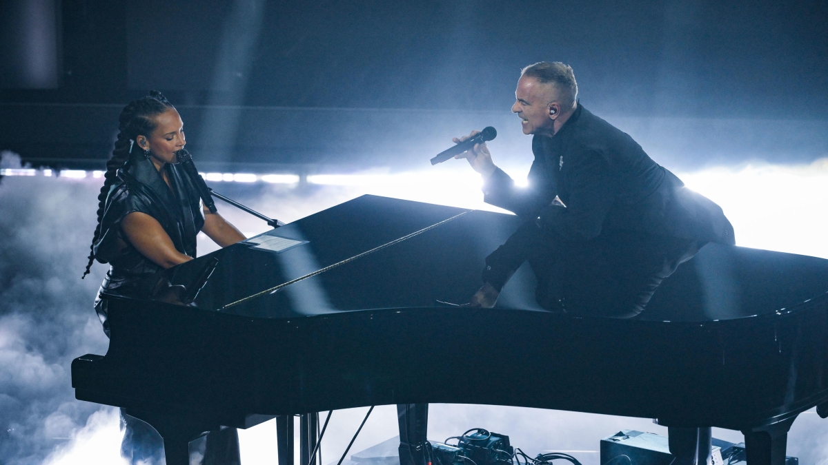 Festival, la terza serata in diretta | Finalmente si ride con Lapo, Virginia Raffaele e Fabio De Luigi. Arriva Eros Ramazzotti - Corriere della Sera