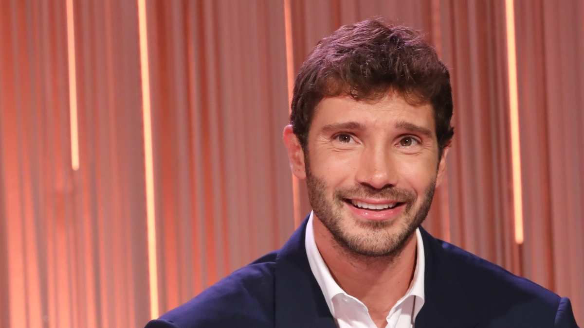 Dopo Carlo Conti, si apre la corsa per il conduttore del futuro. E in pole c'è De Martino
