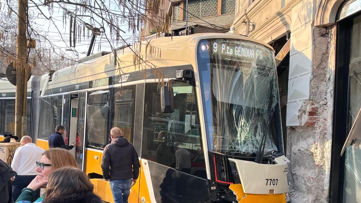 Milano, tram deraglia e finisce contro un palazzo: due morti e almeno 40 feriti. «È arrivato velocissimo, poi lo schianto»