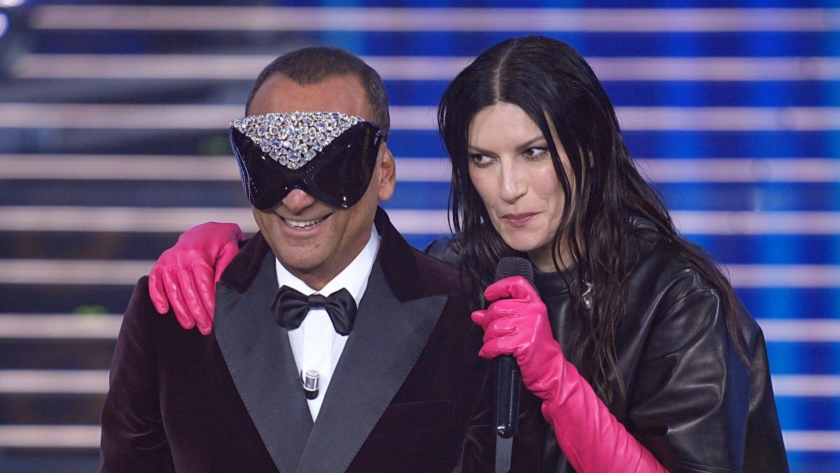 Duetti e cover a Sanremo, la diretta: scoppia la polemica sul bacio «censurato» tra Levante e Gaia. Poi arriva il vero Mr X: Gianni Morandi canta «Vita» col figlio Tredici Pietro - Corriere della Sera