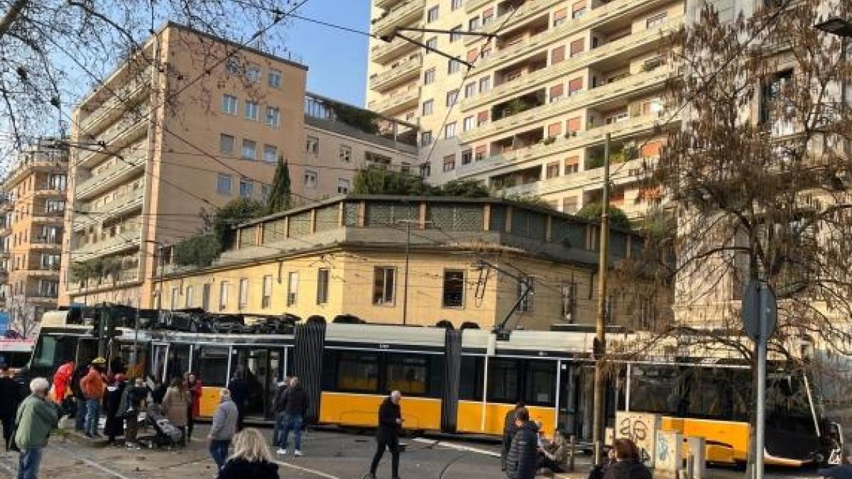 Il conducente del tram deragliato a Milano: «Ho avuto un malore». L'«uomo morto», lo scambio e la scatola nera: cosa sappiamo